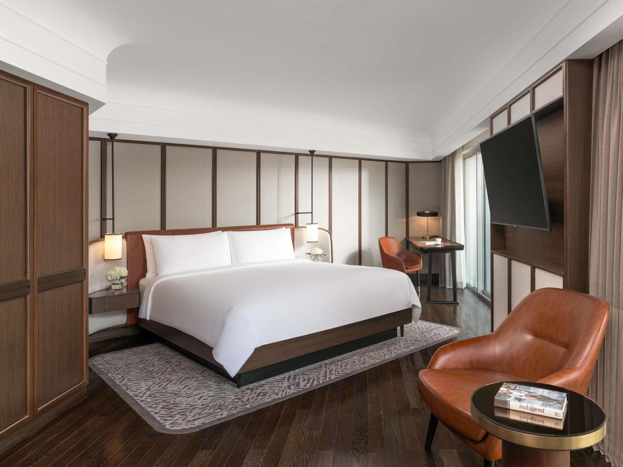 Signature Salon Suite, 1 King, Two Balconies, Separate Lounge