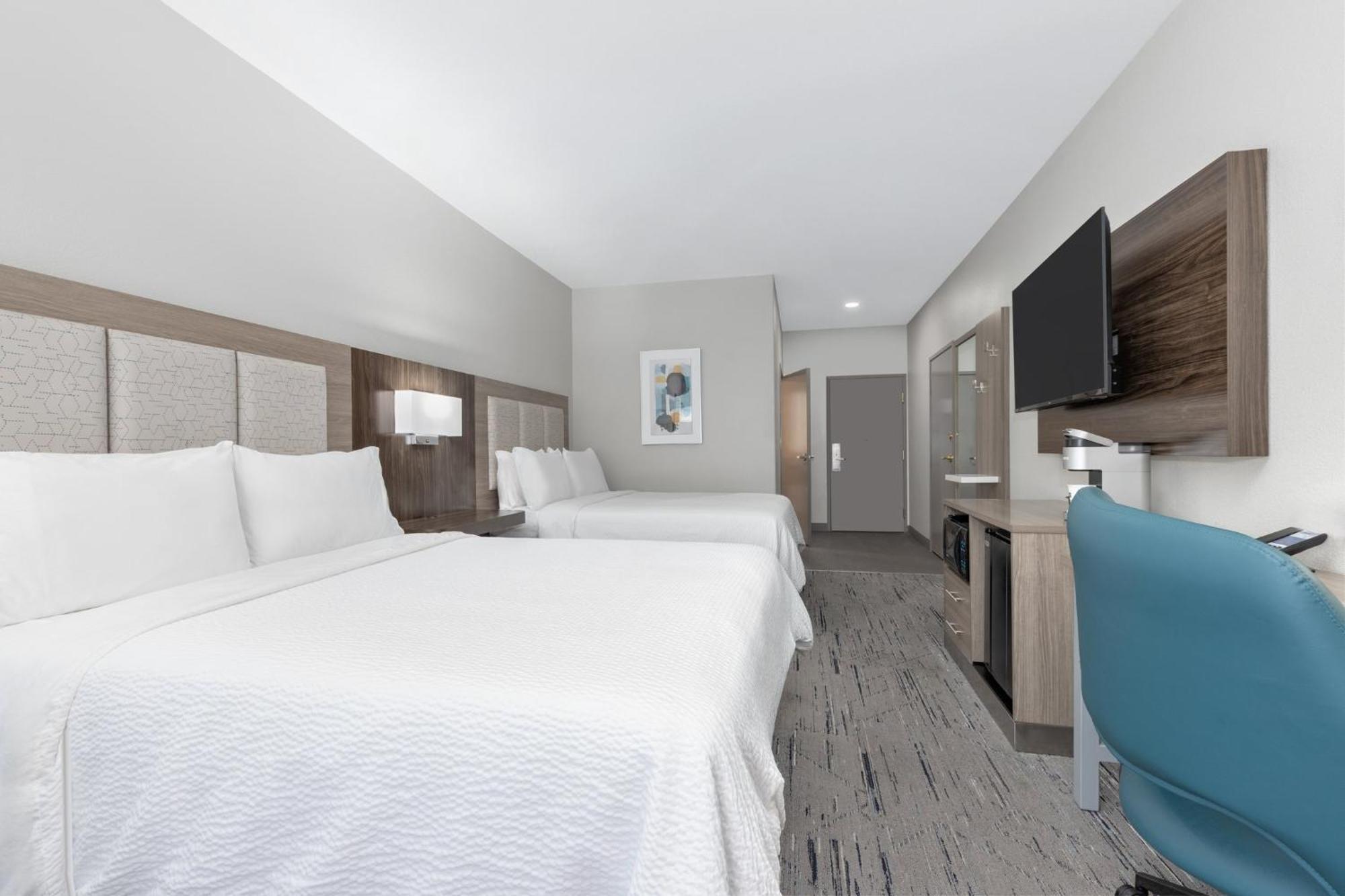 Standard Queen Room with Two Queen Beds and Mobility Accessible Tub
