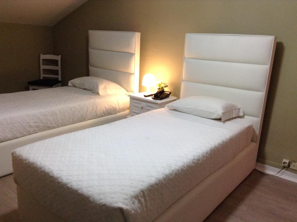 Quarto com Cama de Casal ou 2 de Solteiro