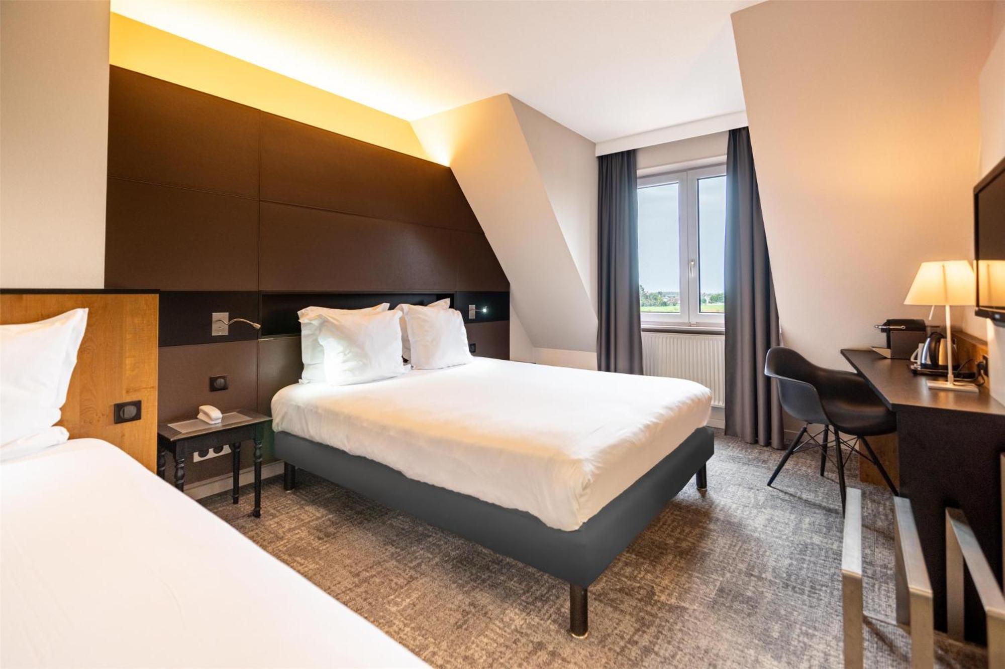 Comfort Room with One Queen Bed and One Single Bed - Non-Smoking