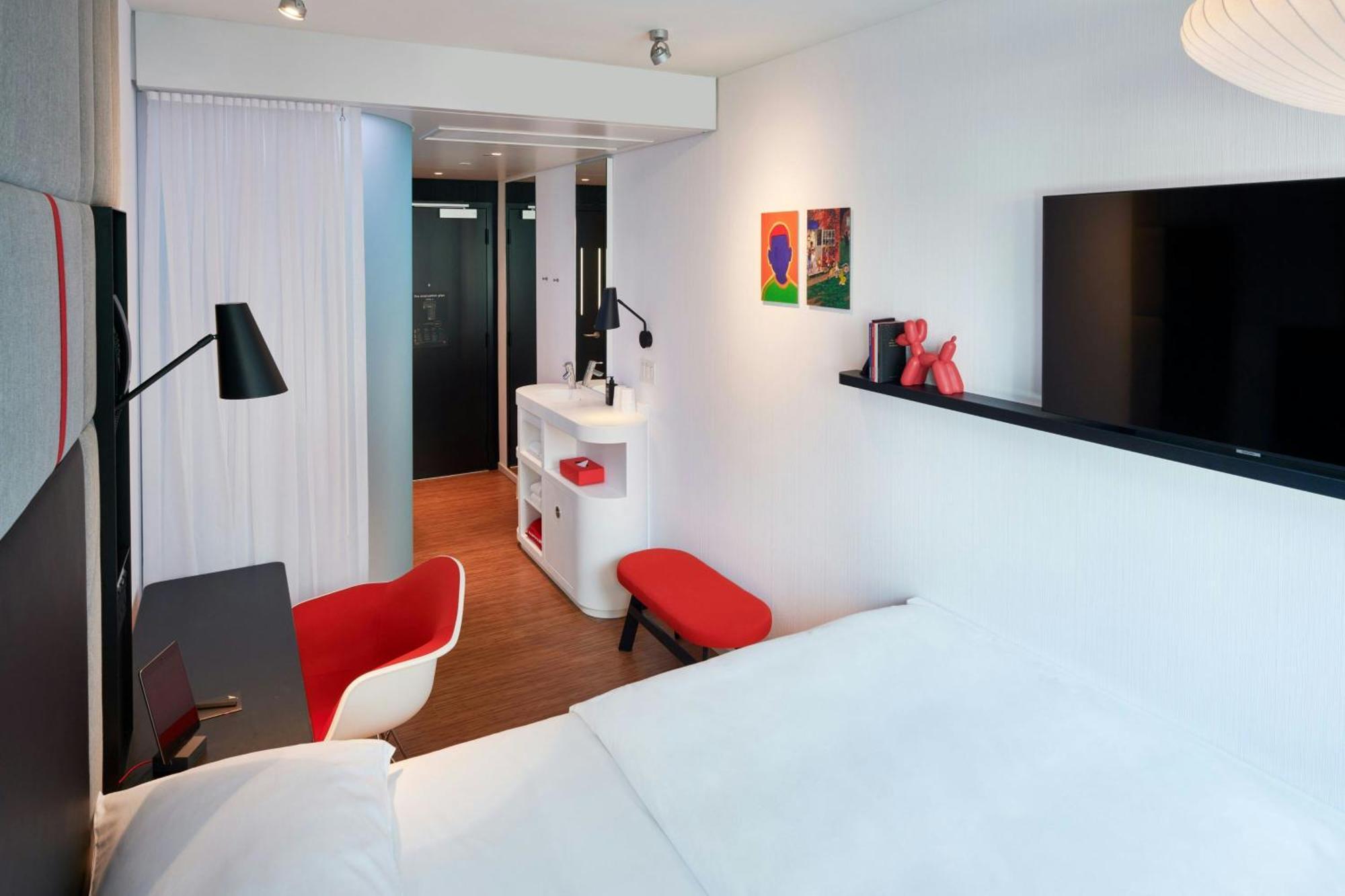 Habitación con cama extragrande.