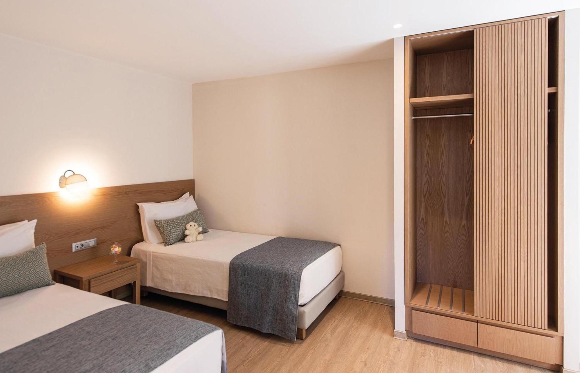 Deluxe Panorama Suite with Pool View