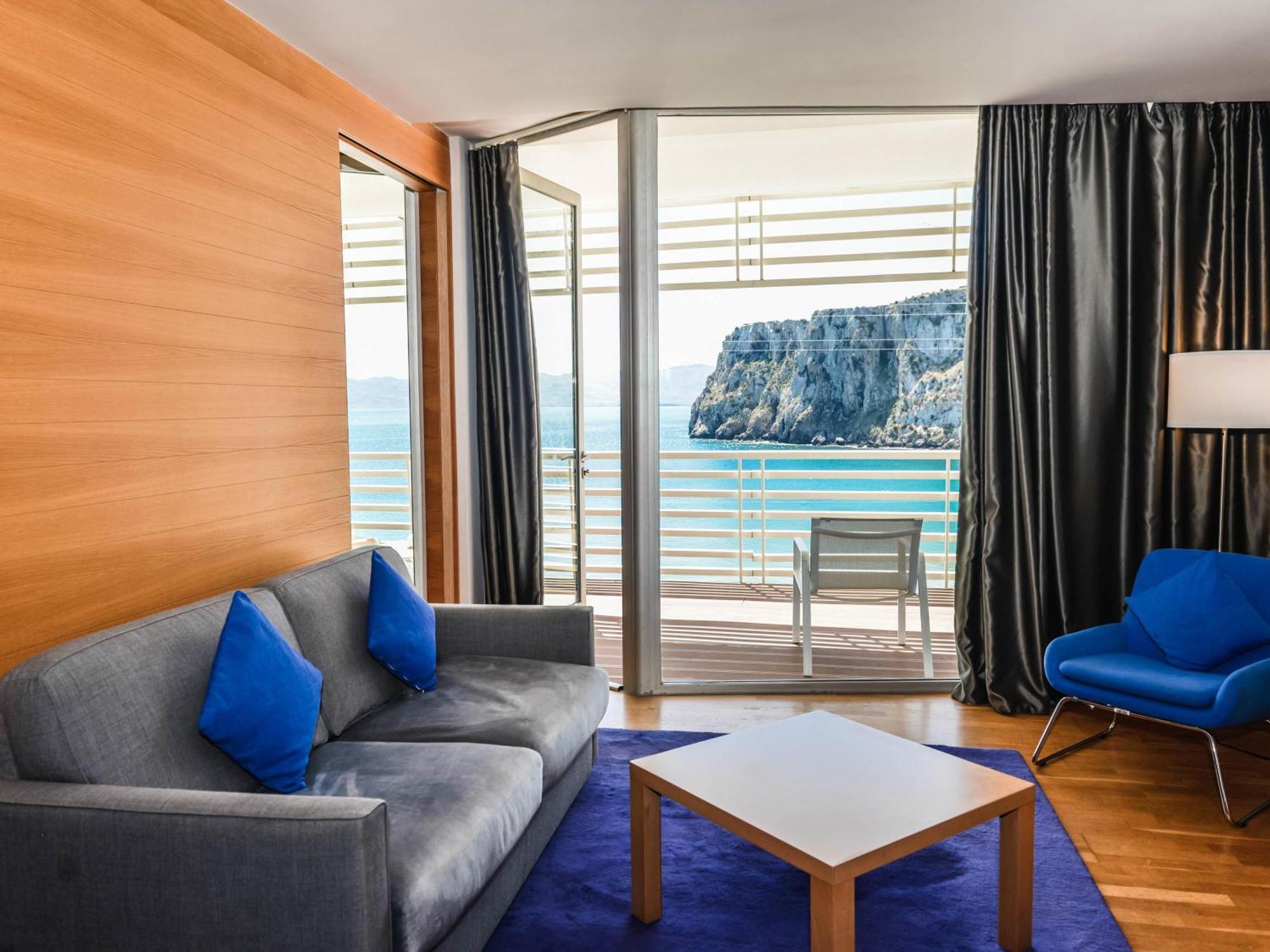 Deluxe Double Suite Ocean Front with Balcony