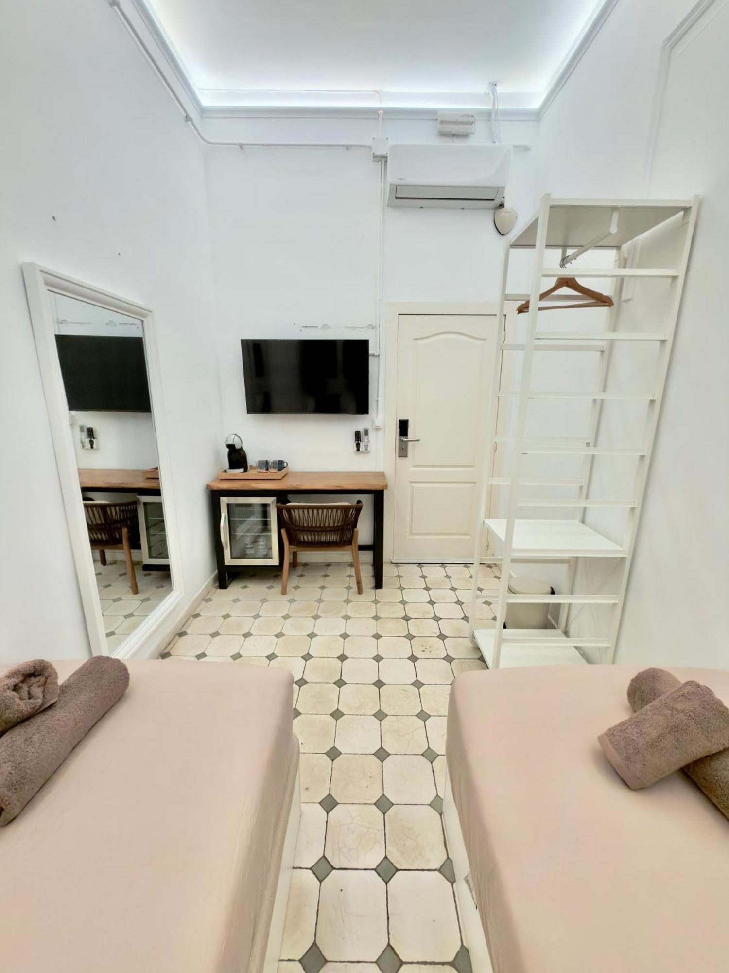 Camera Matrimoniale/Doppia con Letti Singoli con Bagno in Comune