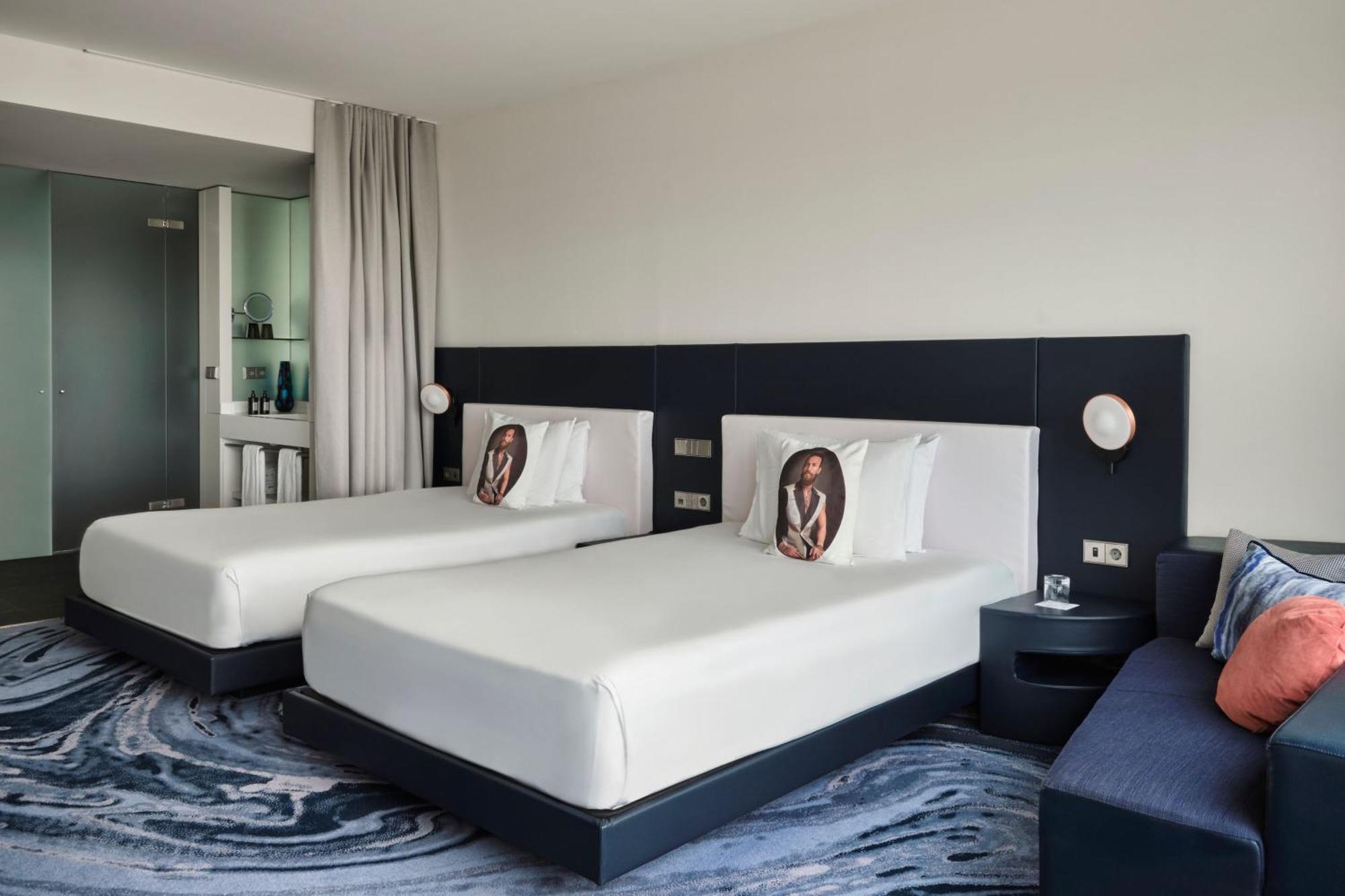 Superior Zweibettzimmer Sky mit 2 Einzelbetten und Blick auf die Skyline