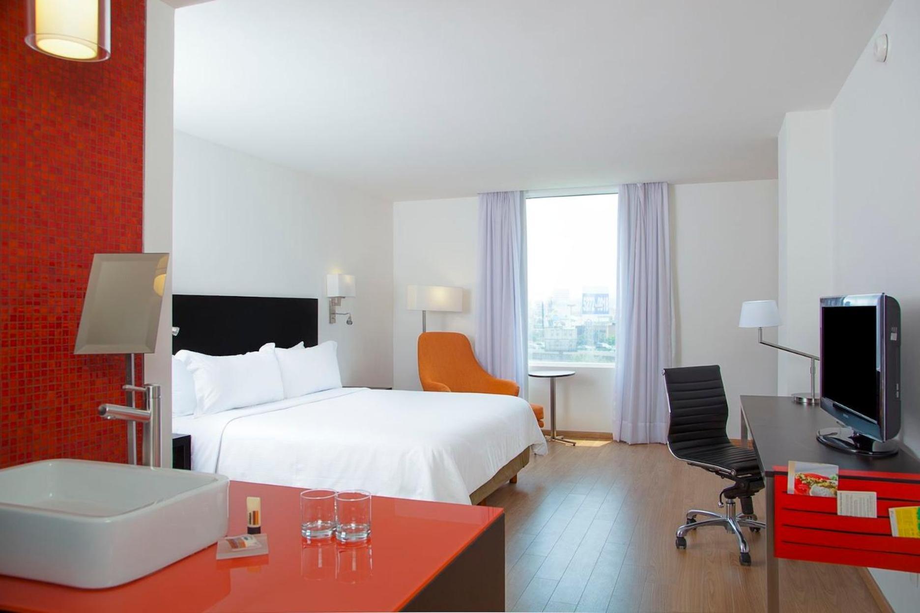 Habitación con cama extragrande.