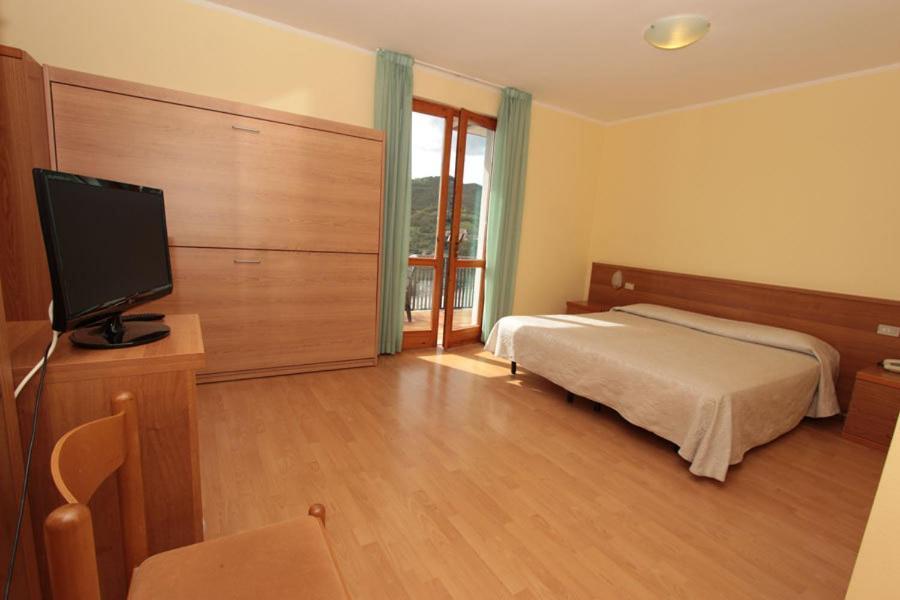 Double or Twin Room with Lake View,615774670:JPEG