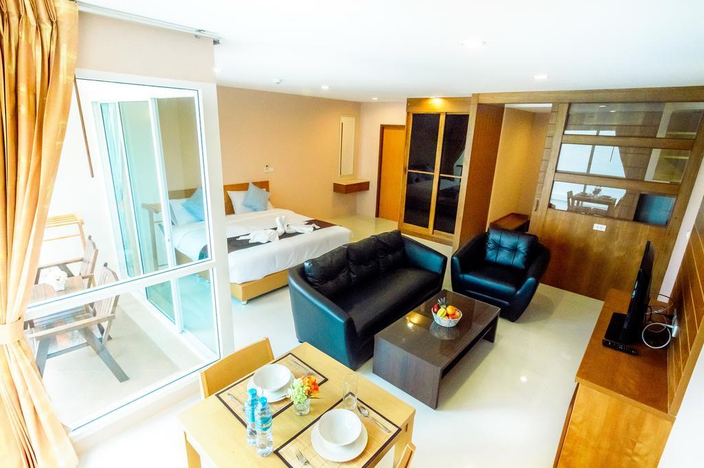 Apartment with Pool View