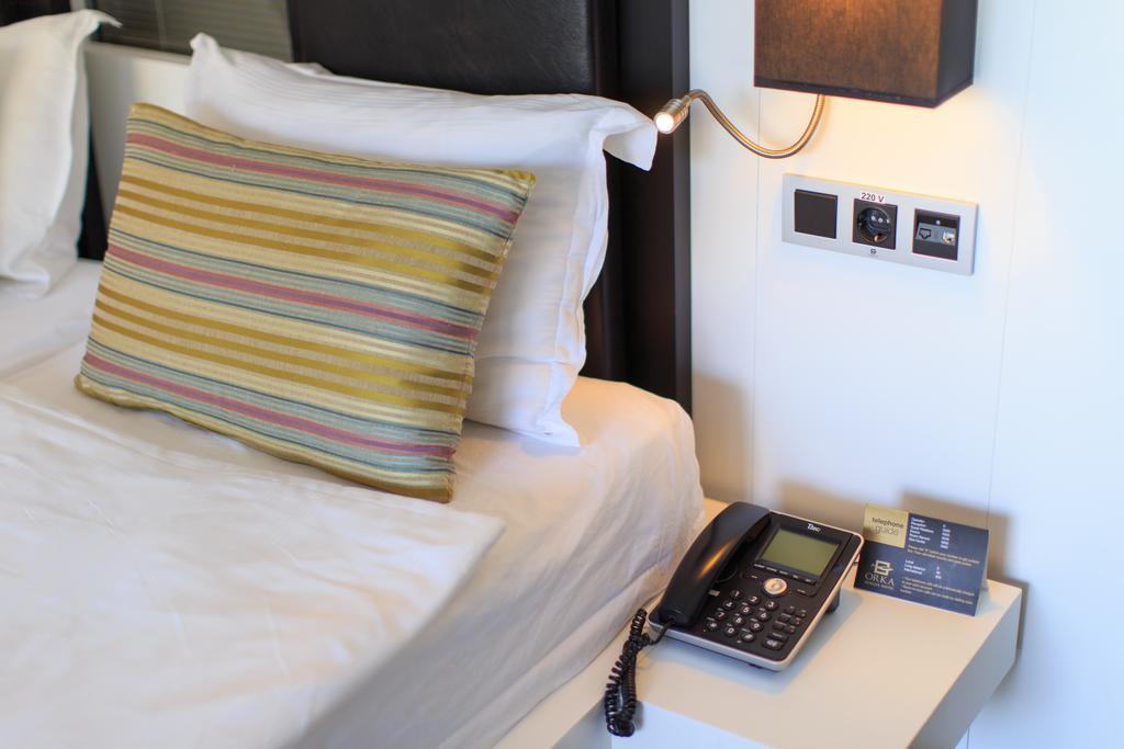 Double or Twin Room with Balcony with Partial Sea View