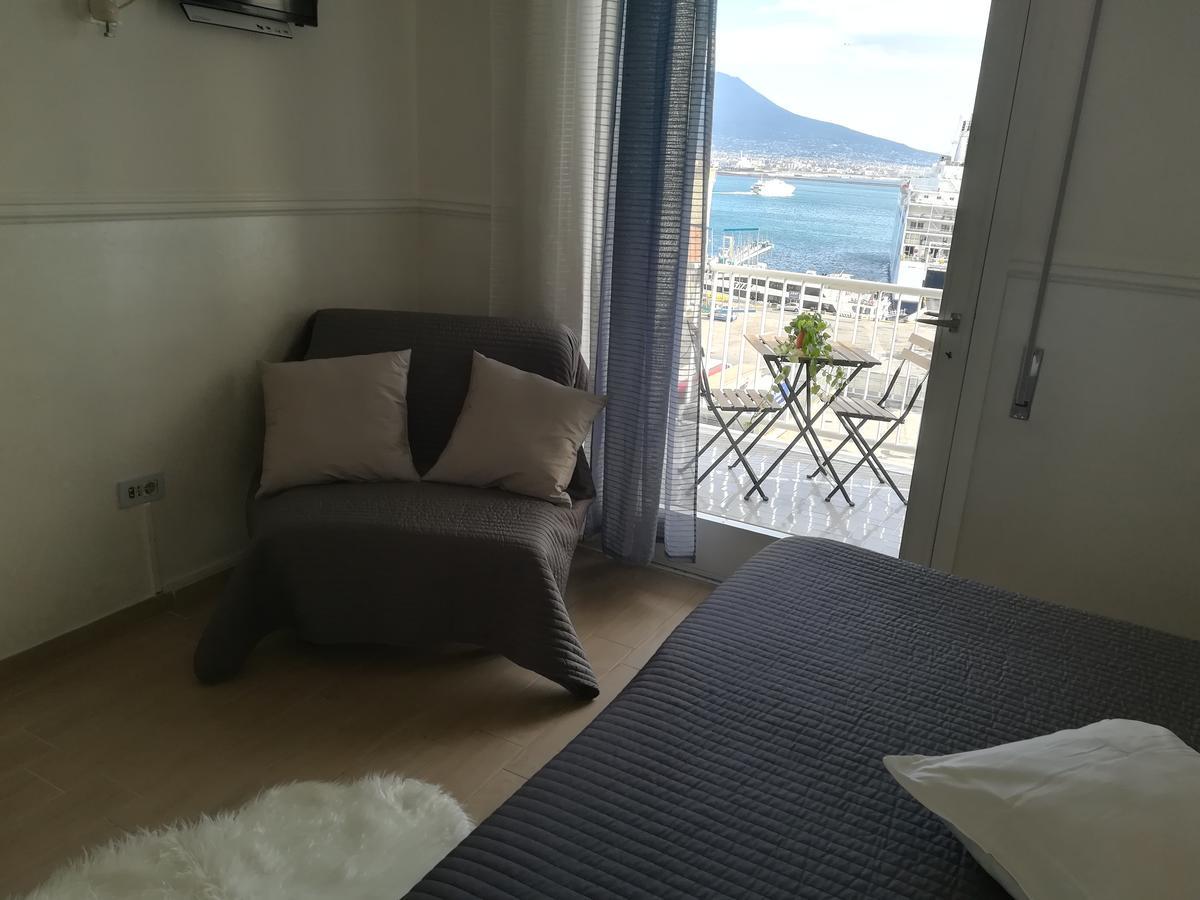 Habitación con cama extragrande y vistas al mar