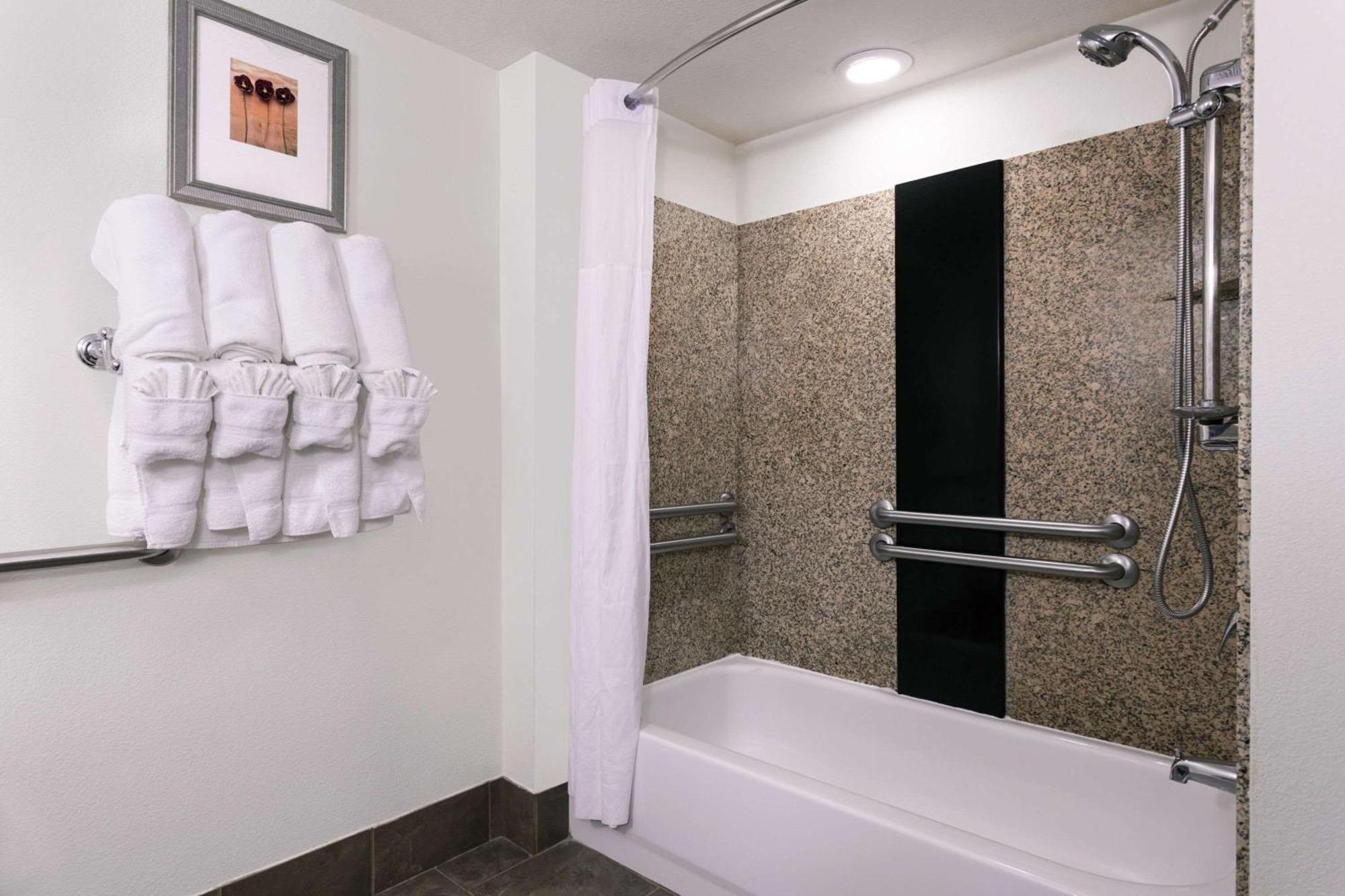 King Room Bath Tub Mobility Accessible or Non-Smoking,566775702:JPEG