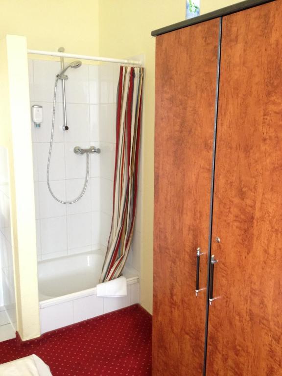 Eenpersoonskamer met Gedeelde Badkamer en Toilet