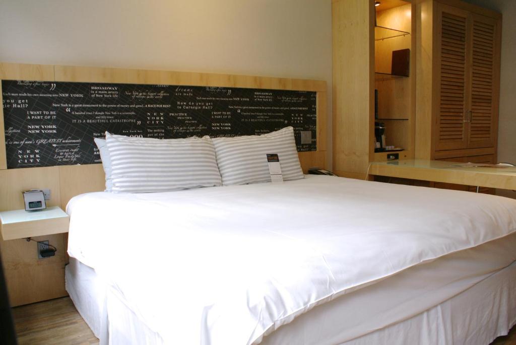 Zimmer mit Kingsize-Bett
