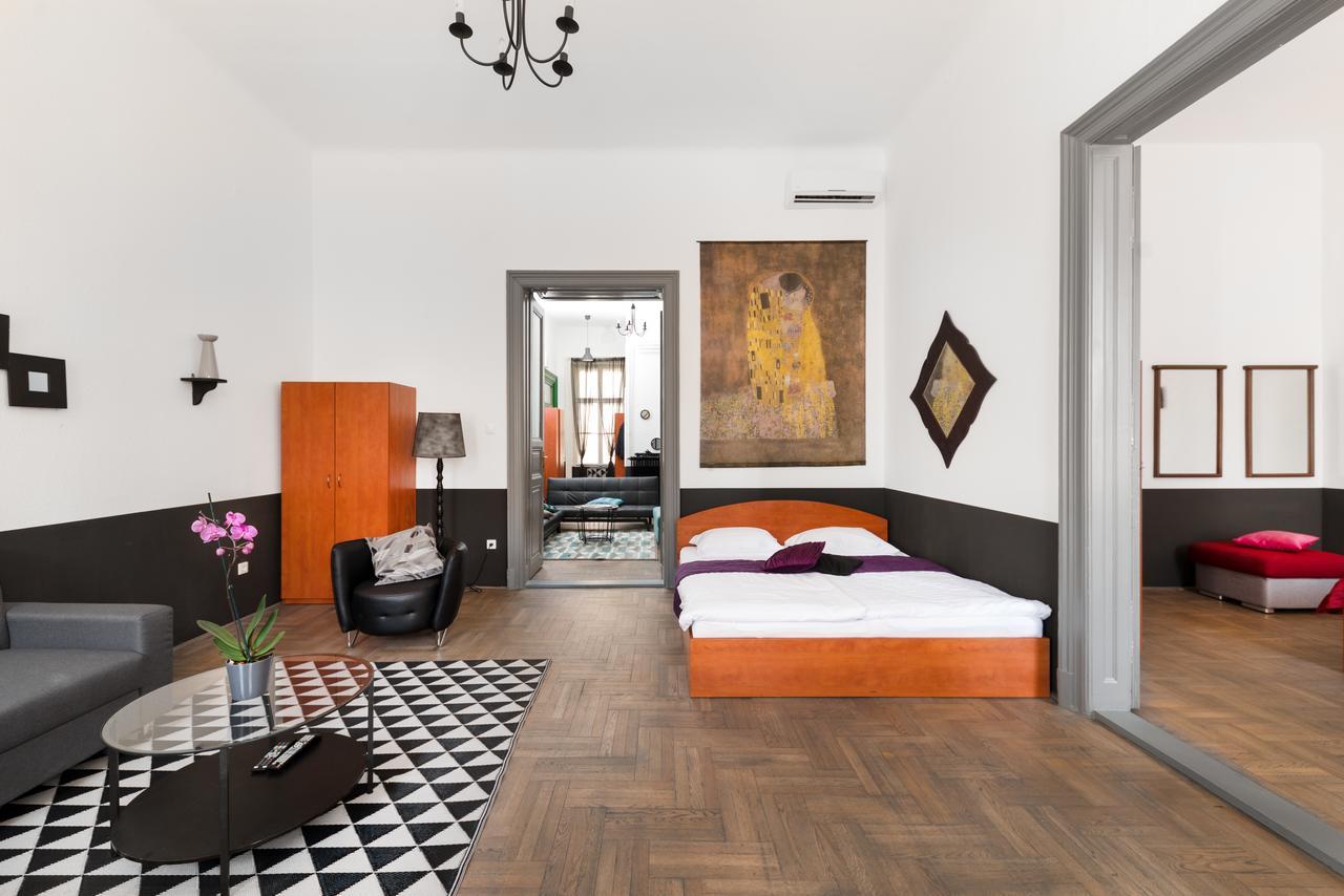 Deluxe Three-Bedroom Apartment