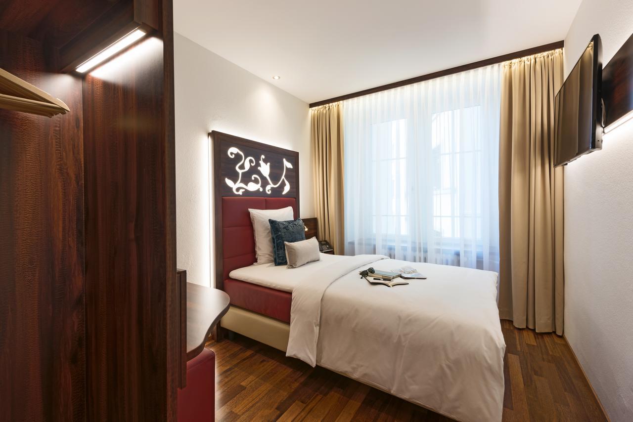 Single Room,645462378:JPEG