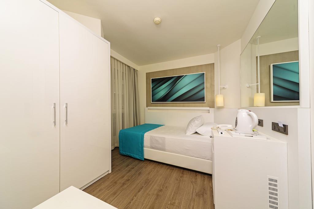 Standard Doppel-/Zweibettzimmer mit teilweisem Meerblick