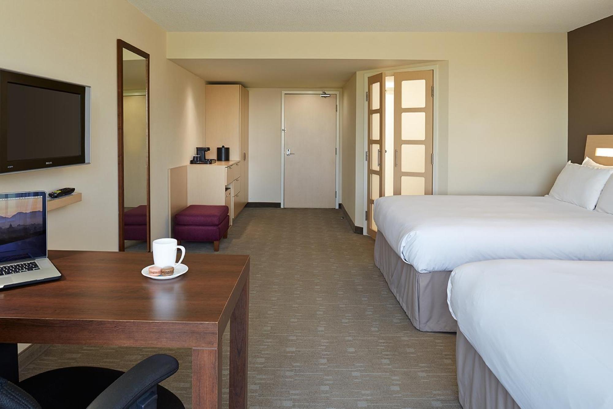 Executive Room with Two Queen Beds and Sofa Bed,1730005858:JPEG