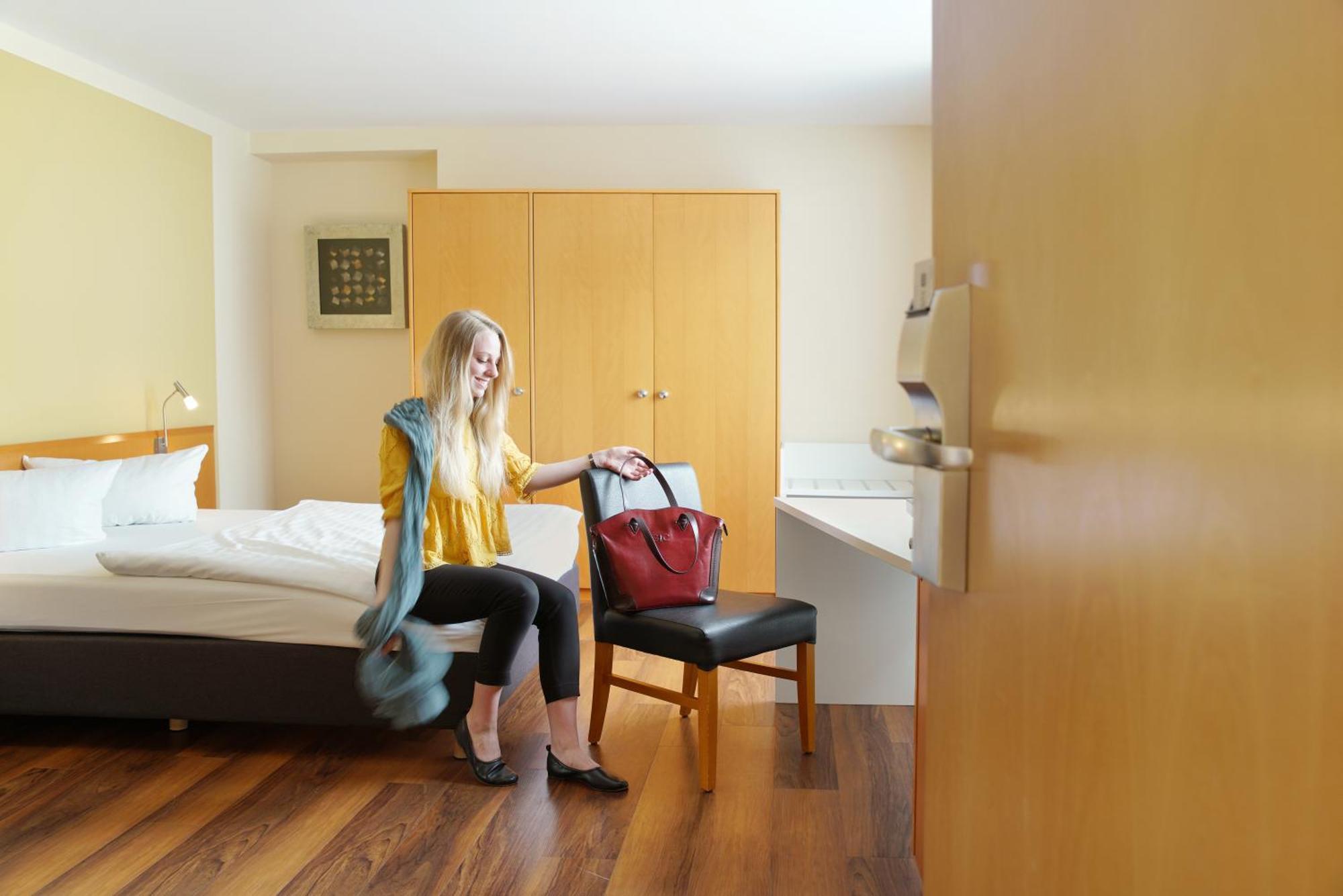Business Queen Room,699694615:JPEG
