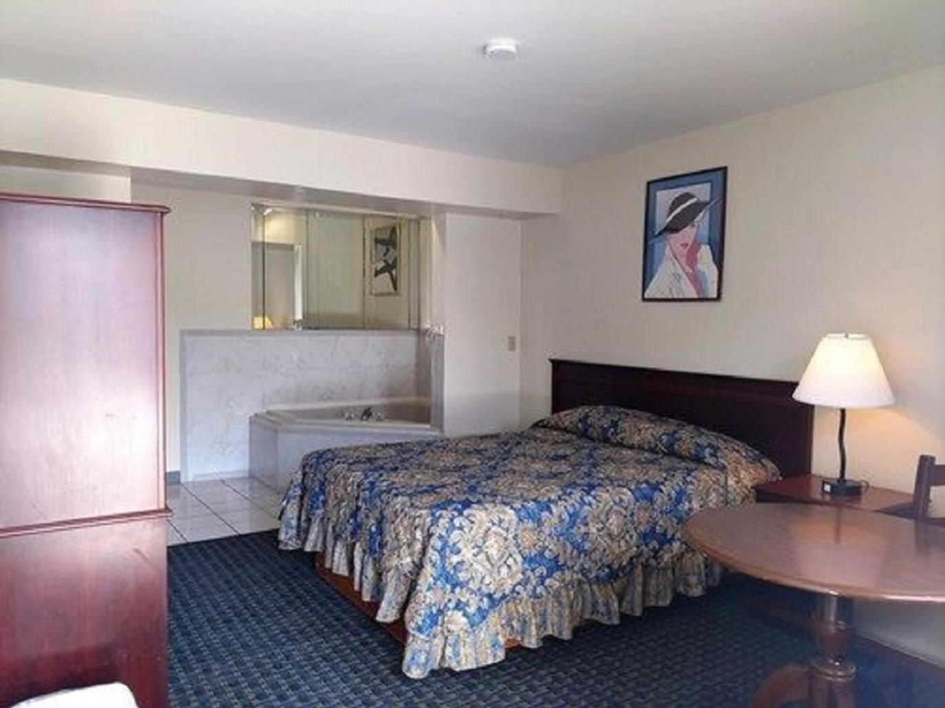 Queen Suite with Spa Bath