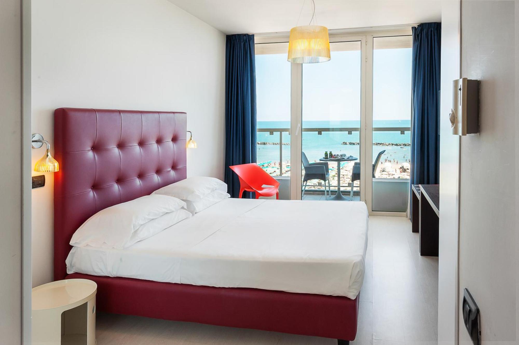 Doppelzimmer mit Balkon und Meerblick