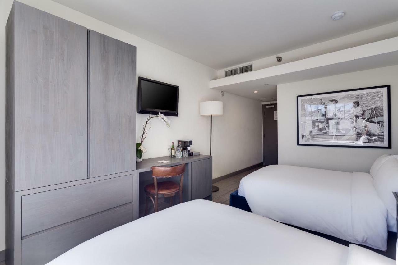 Schlafzimmer mit Doppelbett