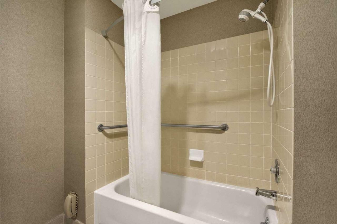 Queen Room with Bathtub with Grab Bars - Mobility Access/Non-Smoking