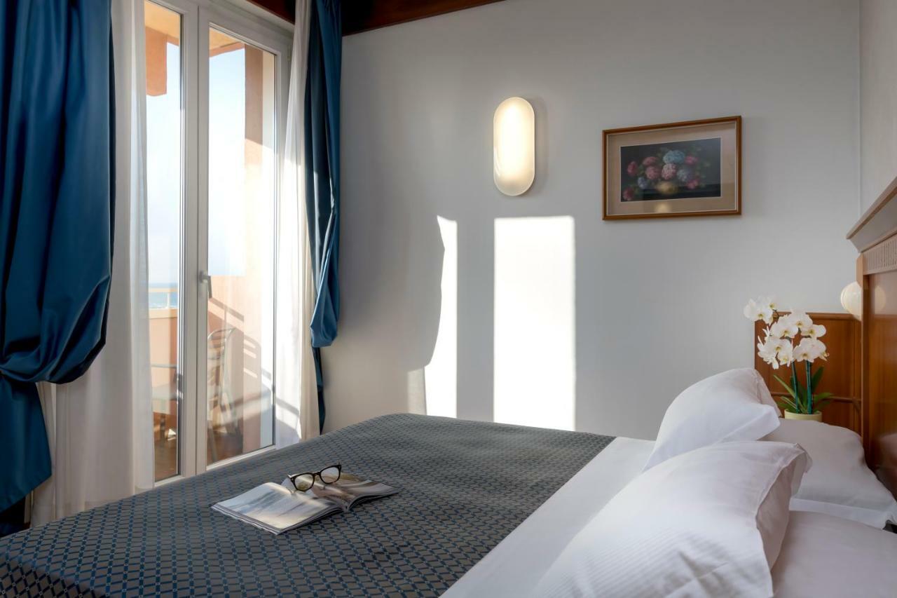 Habitación Triple con vistas laterales al mar