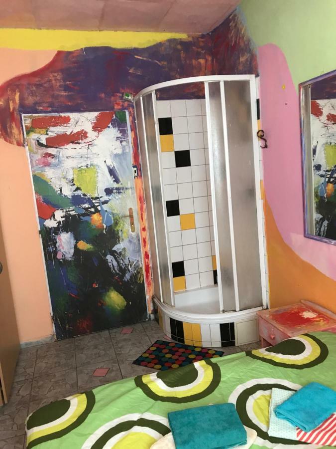 Chambre Double avec Douche Privée & Toilettes Communes