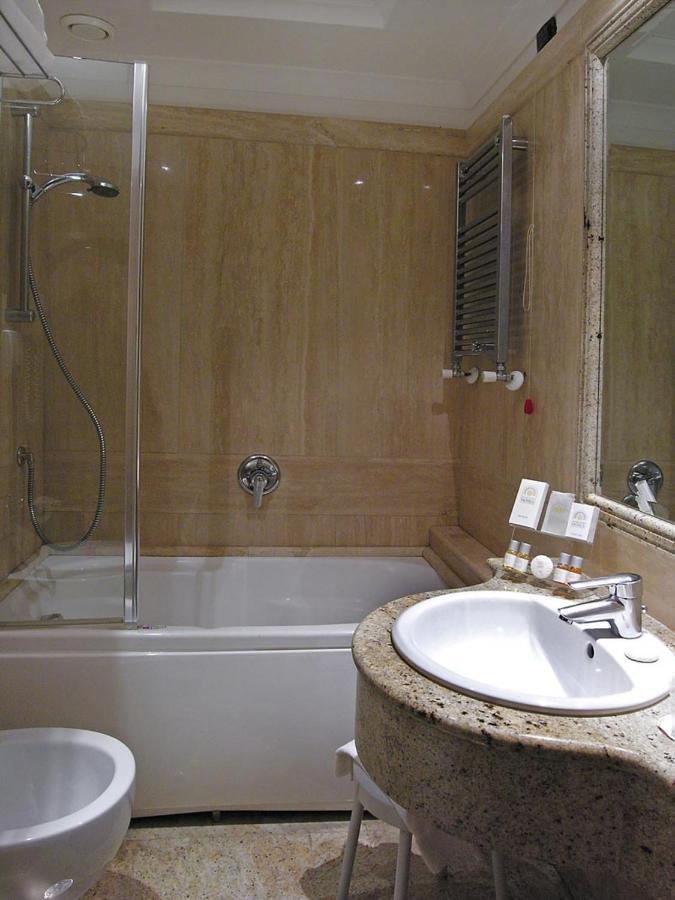 Family Room (5 Adults),74706704:JPEG