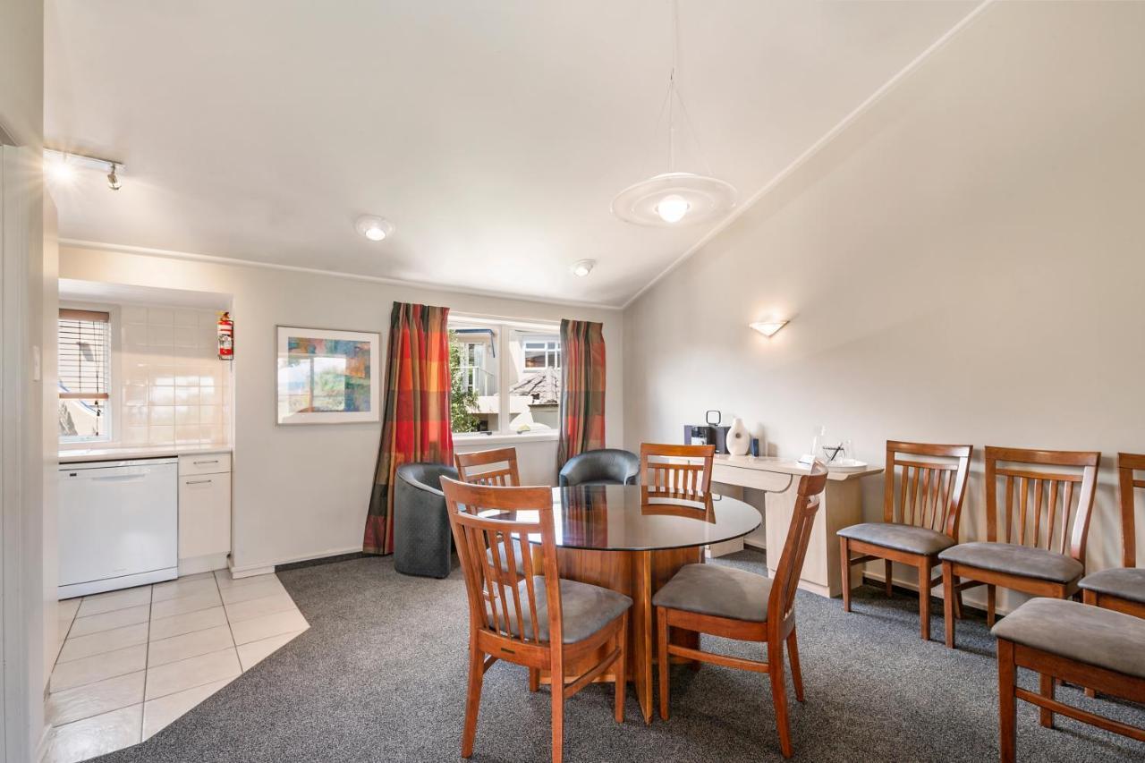 Three-Bedroom Suite with Lake View