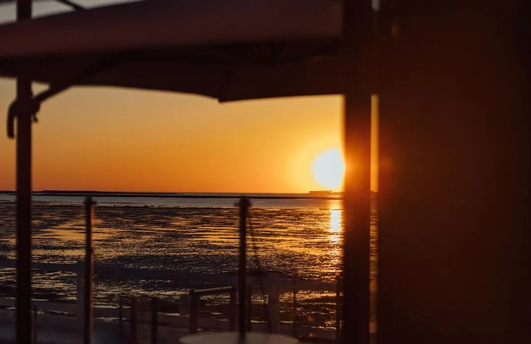 Beach Hotel - Le Grand Chalet-1