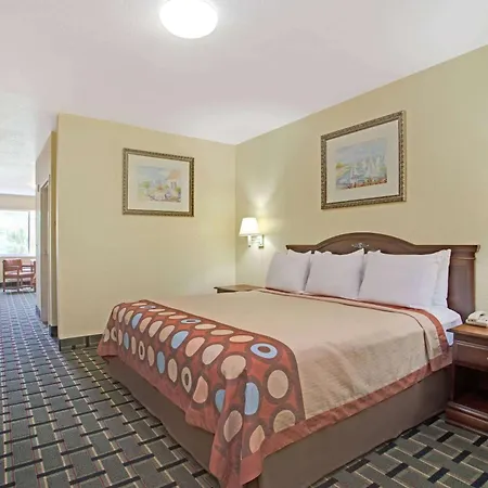 Super 8 By Wyndham Daytona Beach-3