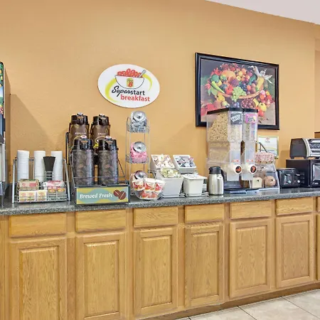 Super 8 By Wyndham Daytona Beach-2