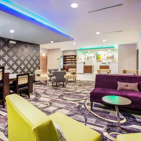 La Quinta Inn And Suites By Wyndham Elkhart-3