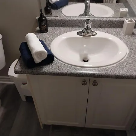 Lovely And Calm Townhouse With Free Parking-2