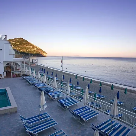 Hotel Vittorio Beach Resort-3