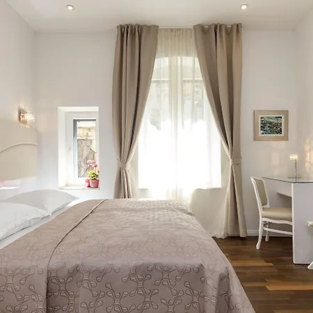 Pellegrini Luxury Rooms-3