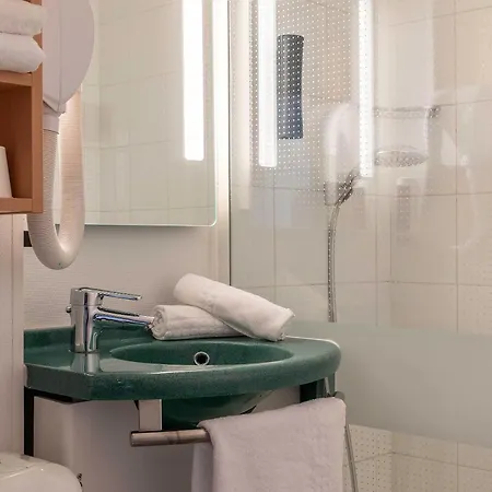 B&B Hotel Lourdes Centre Gare 3 Etoiles-2