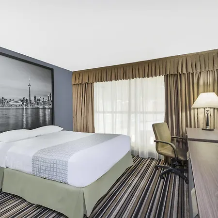 Super 8 By Wyndham Downtown Toronto-3