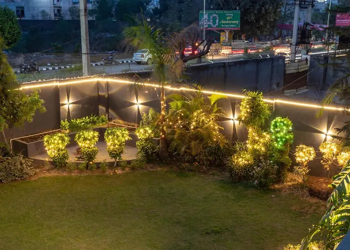 De Manora Homes - Unpretentious Hotel With A Garden , Posh Area Ranjit Avenue