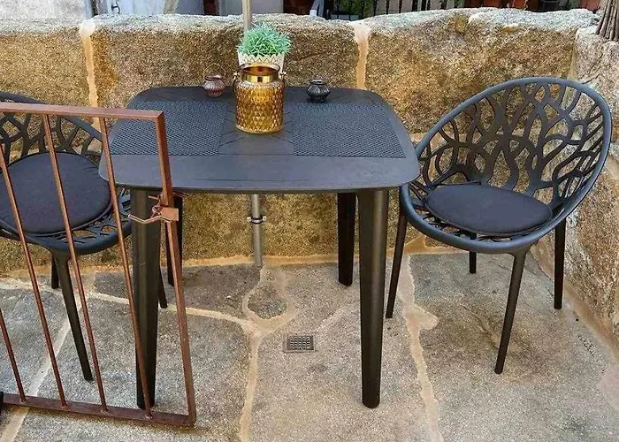 La Suite Años 20. Bañera, chimenea y terraza.