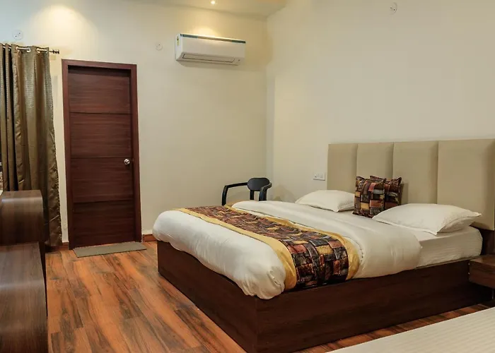 De Manora Homes - Unpretentious Hotel With A Garden , Posh Area Ranjit Avenue