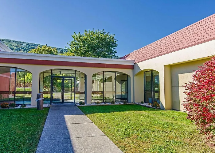 Econo Lodge Inn & Suites Norton - Wise South