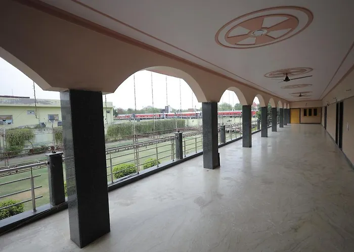 Hotel Mukund Dham-Near Mathura Railway Station