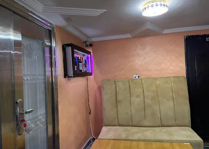 Oak Suites & Bar