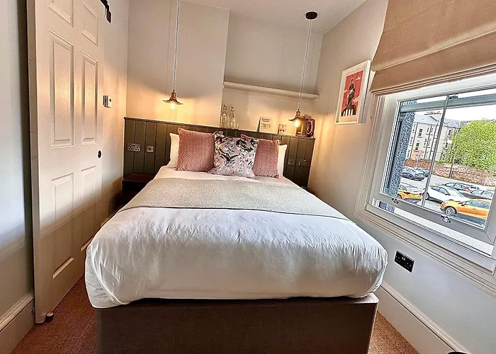 Rooms Above Sugar Boat