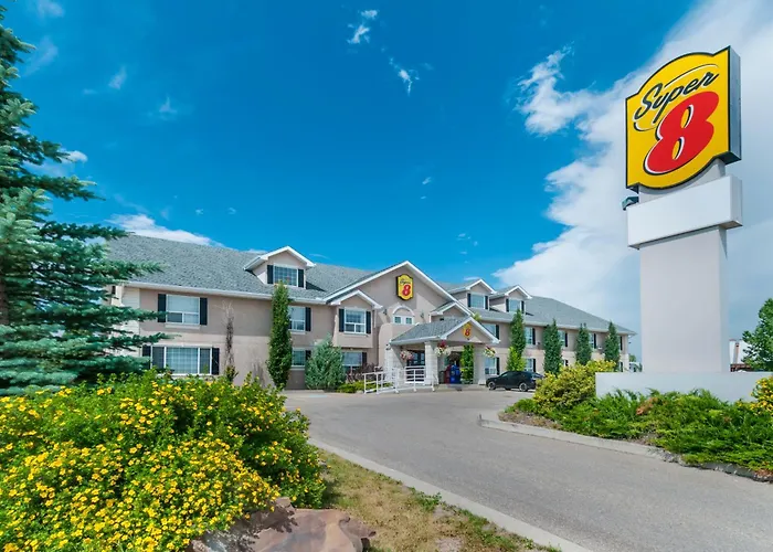 Super 8 By Wyndham Cochrane Hotel