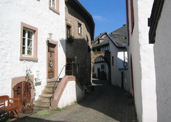Burghaus&Villa Kronenburg
