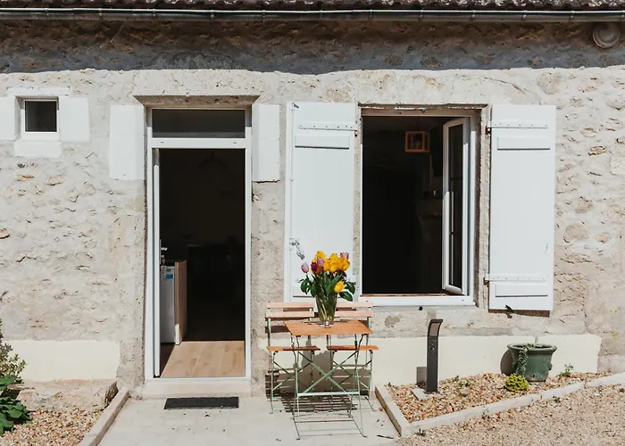 Logis Hotel Auberge Du Centre Chateaux De La Loire