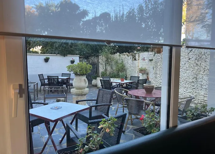 Hotel Le Crist Al, Front De Mer, Chambres Climatisees Et Son Studio Non Climatise, Proche Du Centre Ville
